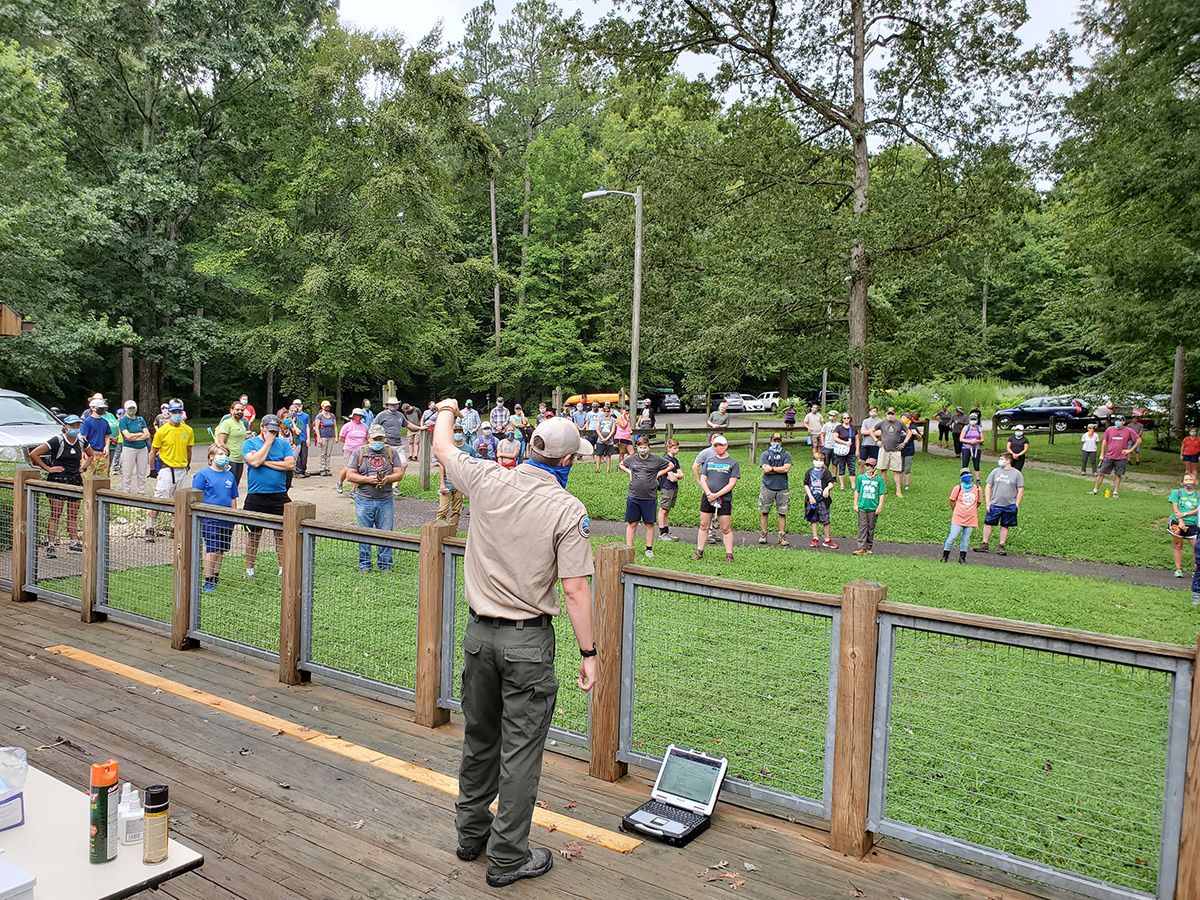 工作人员向志愿者发出指示