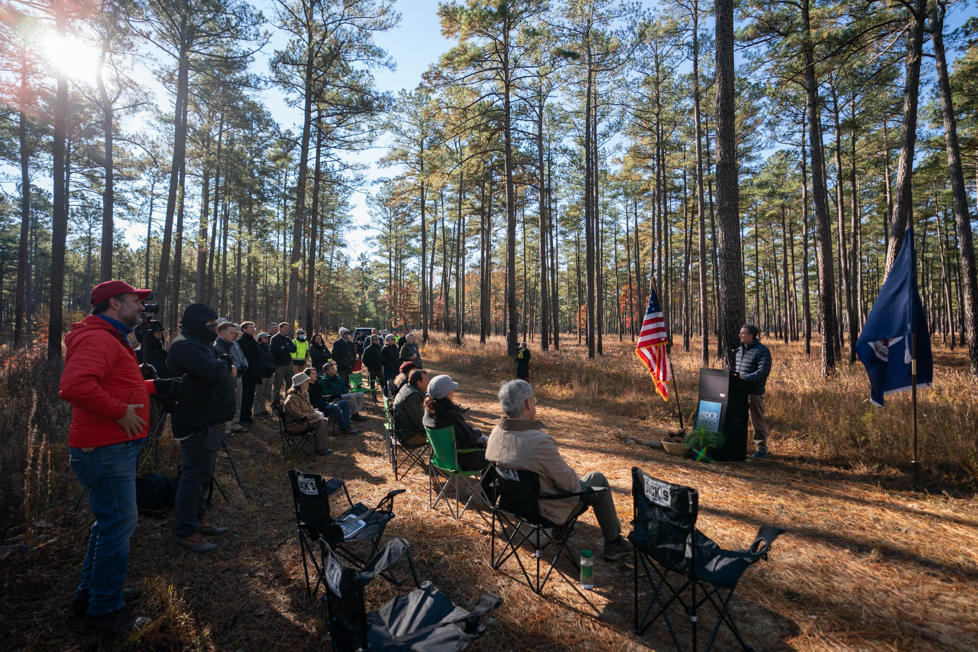 诺瑟姆州长于 11 月23 、 2021在 Piney Grove Flatwoods 落成典礼上发表讲话