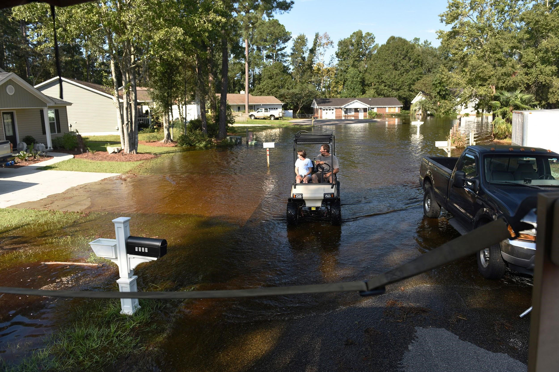 即使几英寸深的水也可能对您的房屋造成严重损坏。提前采取预防措施，以防止暴风雨期间水进入。 