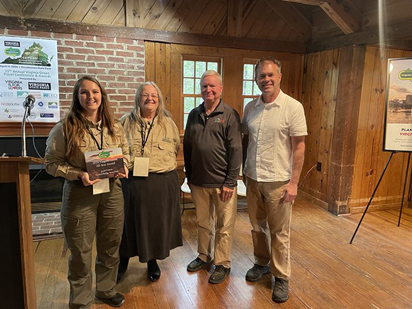 埃西·卡特（Essie Carter），自然桥州立公园首席护林员，南希·赫尔特曼（Nancy Heltman），弗吉尼亚州立公园游客服务总监，杰克·贝里（Jack Berry），里士满地区旅游局总裁兼首席执行官，汤姆·格里芬（Tom Griffin），弗吉尼亚绿色旅游联盟执行董事