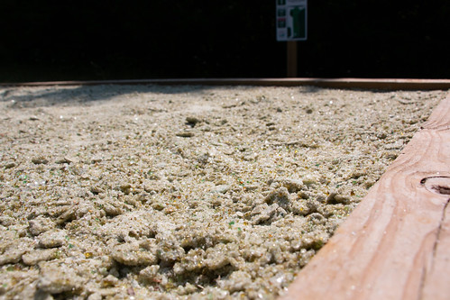 蓟岭飞盘高尔夫球场沿线的发球区使用回收玻璃制作沙子