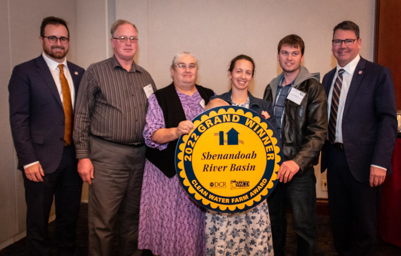 大盆地获奖者 Heatwole 家族与自然和历史资源代理部长 Travis Voyles 和农业部长 Matthew Lohr