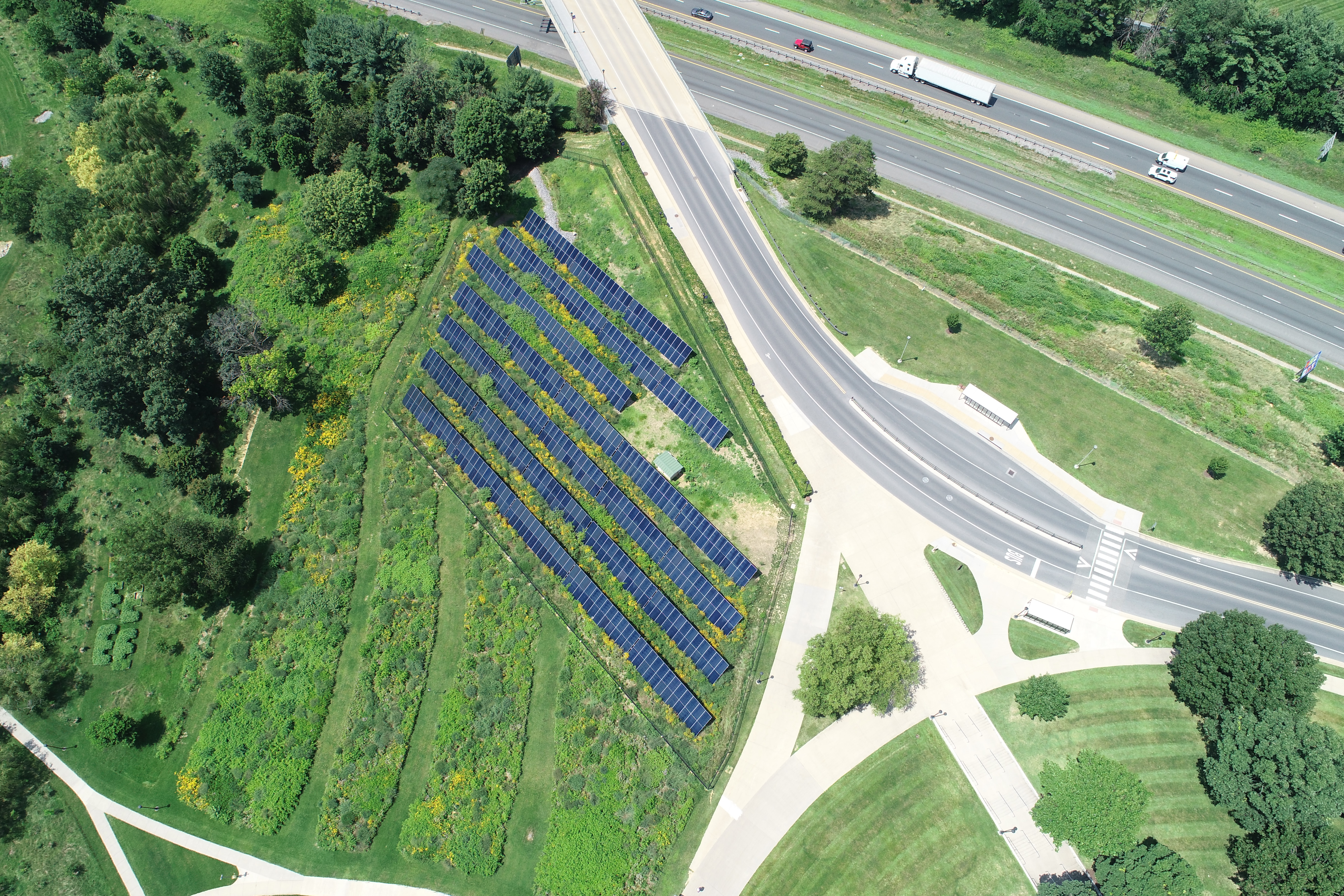 詹姆斯麦迪逊大学(JMU)哈里森堡东校区山坡太阳能发电厂鸟瞰图 JMU 太阳能设施照片