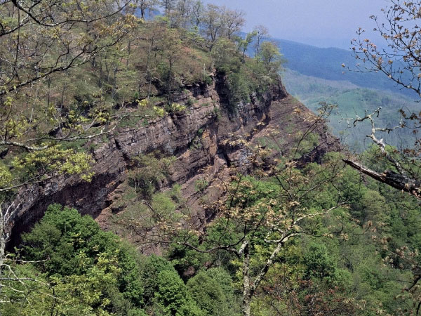 山麓悬崖的照片