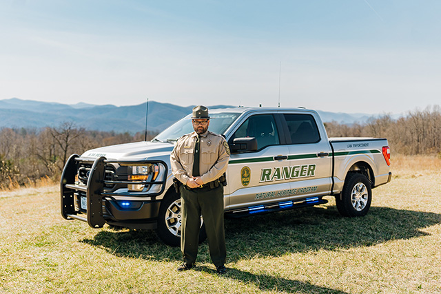执法人员与公园游客