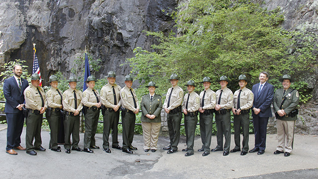 卡车前的护林员