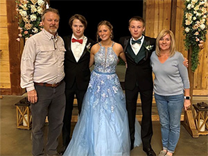 A-Plus 农场的 Tim、Amy、Justin、Samuel、Faith 和 Zachary Alderson