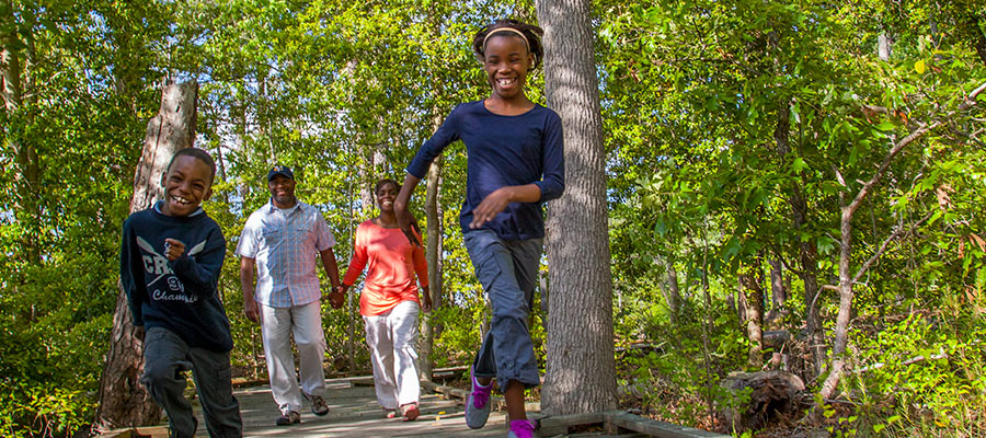 贝尔岛州立公园的家庭徒步旅行