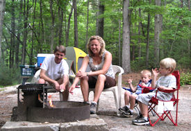 一家人围坐在篝火旁。