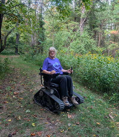 莎伦·林恩·拉姆齐 (Sharon Lynn Ramsey) 在克莱托湖州立公园使用全地形轮椅