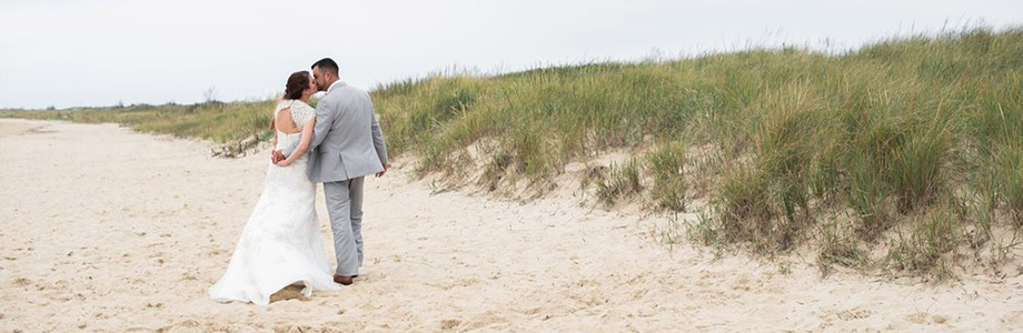 在 First Landing State Park 举行婚礼。凯特琳·格雷斯摄影:www.caitlingerresphotography.com 在 First Landing State Park 举行婚礼。凯特琳·格雷斯摄影:www.caitlingerresphotography.com