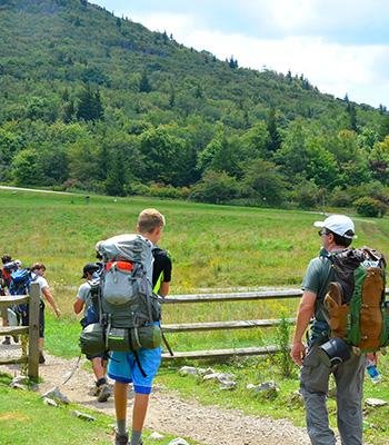 在州立公园徒步旅行