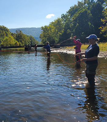 在州立公园飞钓