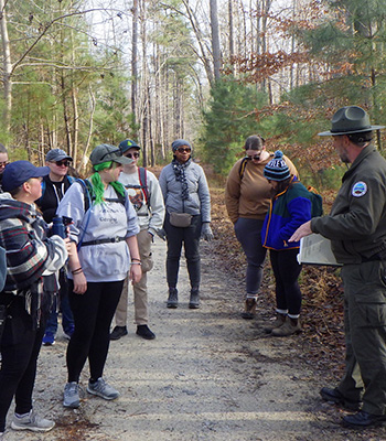在州立公园徒步旅行
