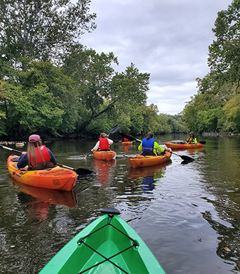 在州立公园划皮划艇