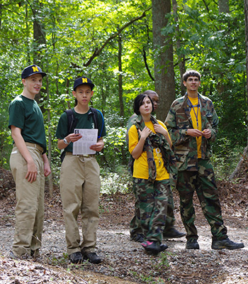 在州立公园进行定向越野